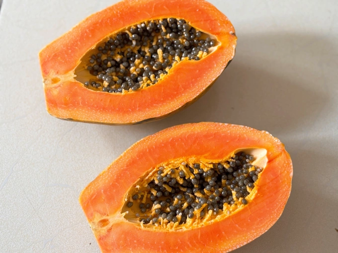 Đu đủ chín có vị ngọt, giàu vitamin A, C tốt cho miễn dịch. Ảnh: Bảo Bảo