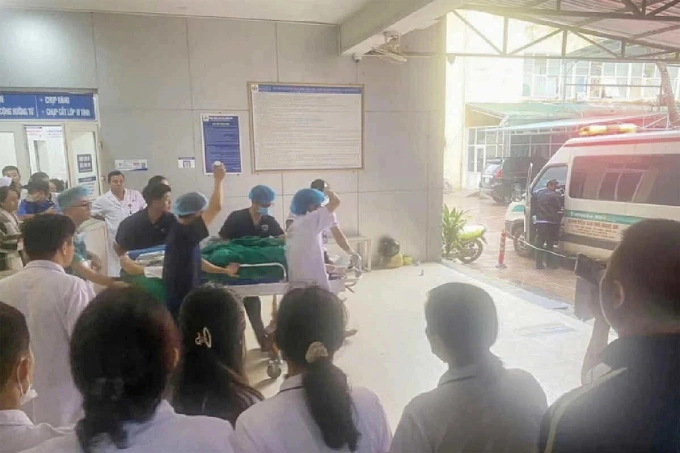 Nạn nhân bị thương được đưa đi cấp cứu, ngày 23/10. Ảnh: Hùng Lê