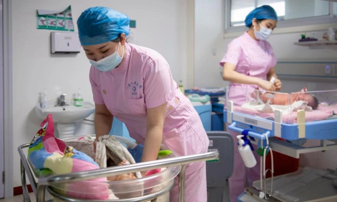Các y tá chăm sóc trẻ sơ sinh tại một bệnh viện ở Vĩnh Châu, tỉnh Hồ Nam, Trung Quốc, tháng 5/2022. Ảnh: Xinhua