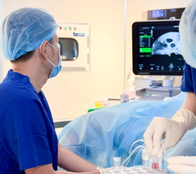 Bác sĩ Khoa thực hiện kỹ thuật chọc hút noãn cho người bệnh. Ảnh: BVĐK Tâm Anh