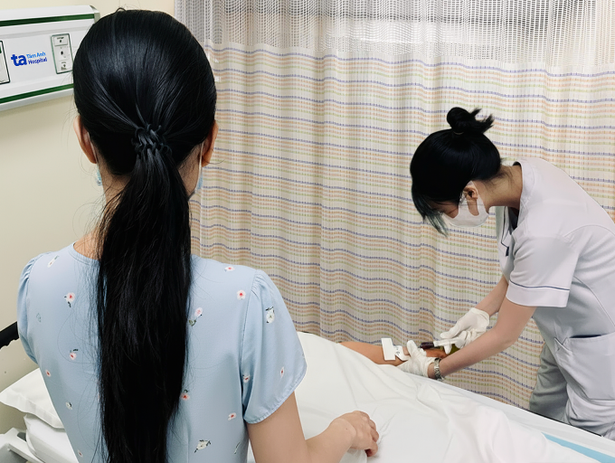 Điều dưỡng lấy máu xét nghiệm cho người bệnh. Ảnh: Bệnh viện Đa khoa Tâm Anh