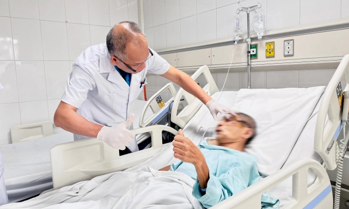 PGS Hà thăm khám cho bệnh nhân sau phẫu thuật. Ảnh: Thanh Ngọc