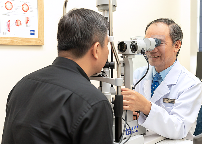 Bác sĩ khám kiểm tra tình trạng vẩn đục dịch kính cho người bệnh. Ảnh minh họa: Bệnh viện Đa khoa Tâm Anh