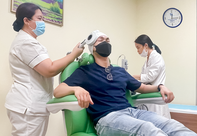 Người bệnh điều trị rối loạn giấc ngủ bằng máy kích thích từ trường xuyên sọ. Ảnh: Bệnh viện Đa khoa Tâm Anh