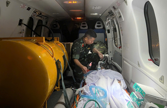 Bệnh nhân được vận chuyển trên trực thăng. Ảnh: