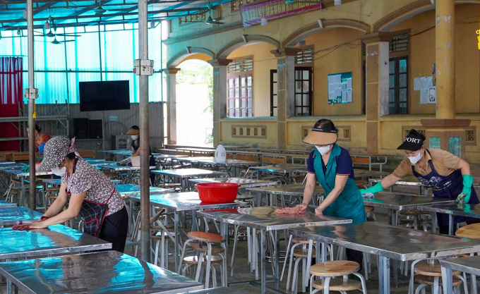 Nhà trường phun khử khuẩn, tiêu độc toàn bộ khuôn viên trường, khu nội trú, nhà ăn để phòng dịch, ngày 11/11. Ảnh: Khánh Trung