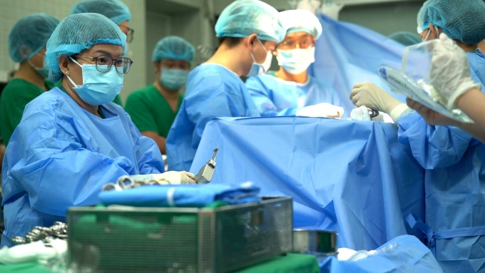 Các y bác sĩ Bệnh viện Chợ Rẫy trong ca mổ ghép tạng hôm 8/11. Ảnh: Bệnh viện cung cấp