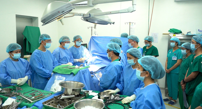 Các y bác sĩ Bệnh viện Chợ Rẫy mặc niệm tri ân bệnh nhân trước khi mổ lấy tạng người đàn ông 59 tuổi, ngày 8/11. Ảnh: Bệnh viện cung cấp