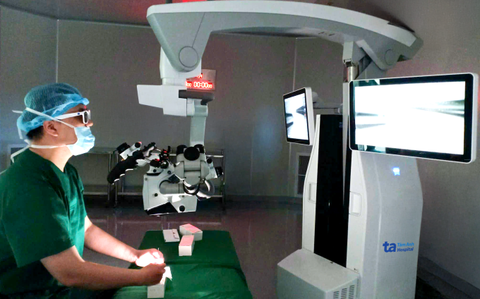 Bác sĩ Thiện thao tác với hệ thống kính vi phẫu tìm tinh trùng cho người bệnh. Ảnh: BVĐK Tâm Anh