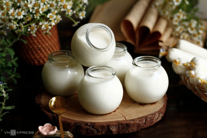 Sử dụng sữa chua ít đường, giàu lợi khuẩn vài lần mỗi tuần giúp hạ huyết áp tâm thu tới 5 mmHg sau 8 tuần. Ảnh: Bùi Thủy