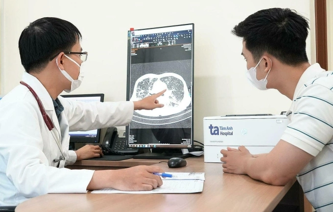 Bác sĩ Đô khám cho bệnh nhân. Ảnh minh họa: Bệnh viện Đa khoa Tâm Anh