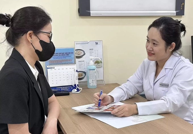 Bác sĩ Ngọc khám cho bệnh nhân. Ảnh: Bệnh viện Đa khoa Tâm Anh