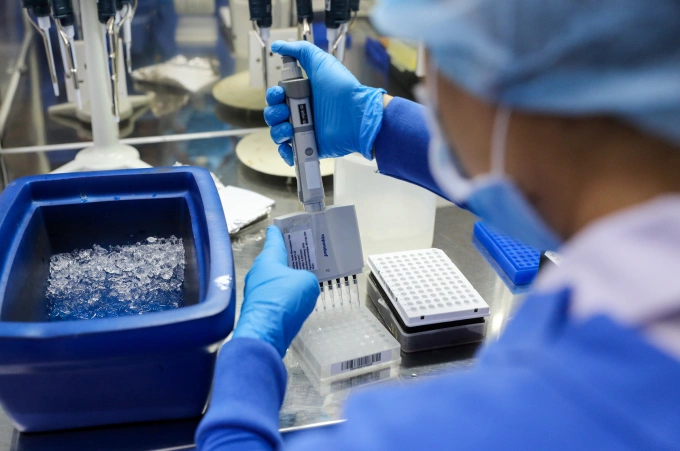 Nhân viên thực hiện xét nghiệm, giải trình tự gene tại Đơn vị Nghiên cứu lâm sàng Đại học Oxford (OUCRU). Ảnh: Quỳnh Trần