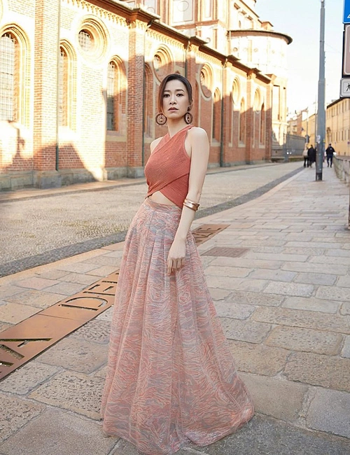 Ở tuổi 50, nữ diễn viên vẫn giữ được sự trẻ trung và vóc dáng thon gọn, săn chắc. Ảnh: Charmaine_sheh