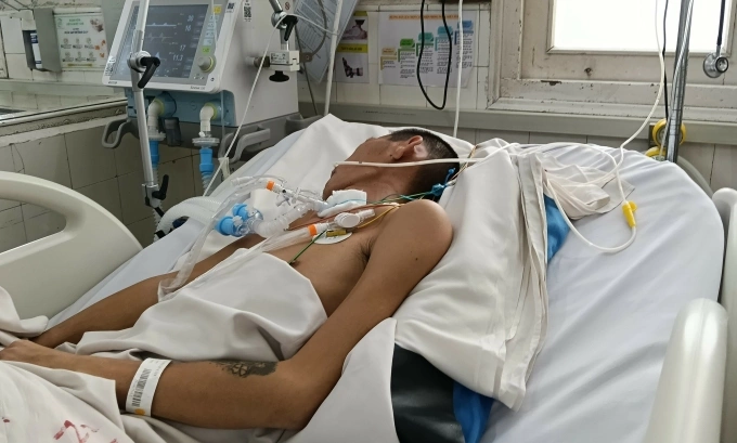 Nam bệnh nhân mắc viêm não Nhật Bản, điều trị tại Bệnh viện Bệnh nhiệt đới TP HCM. Ảnh: Khánh Hòa