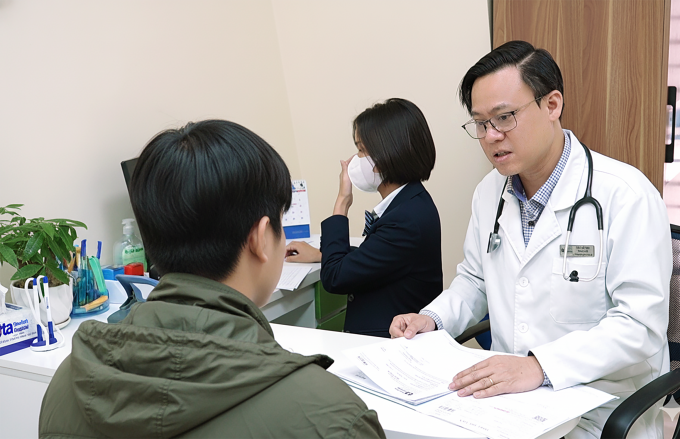 Bệnh nhân được bác sĩ tư vấn tình hình sức khỏe hiện tại. Ảnh: Bệnh viện Đa khoa Tâm Anh