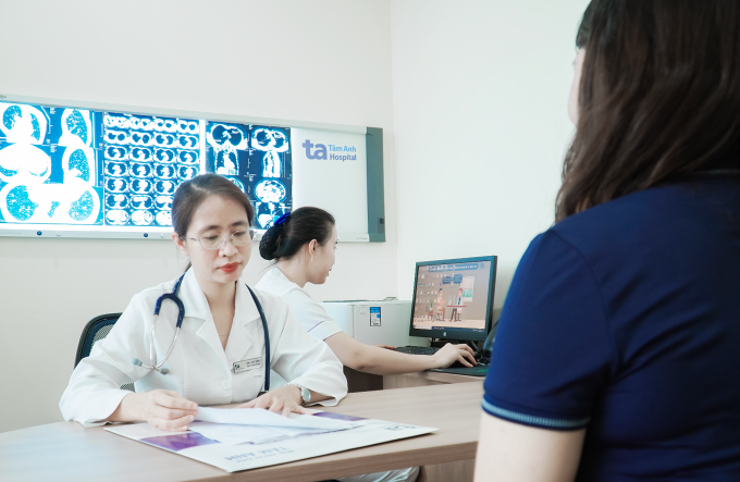Bác sĩ Hương khám cho bệnh nhân. Ảnh minh họa: Bệnh viện Đa khoa Tâm Anh
