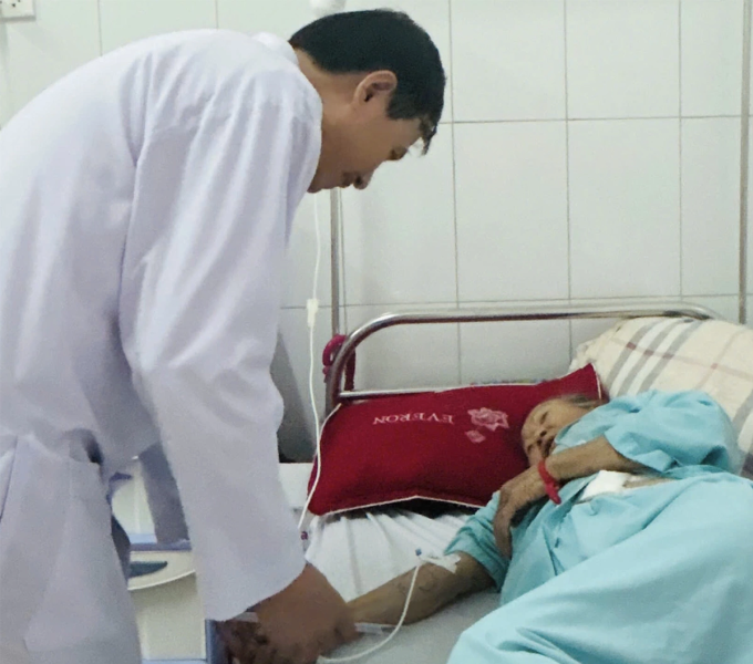 Bác sĩ thăm khám, điều trị cho bệnh nhân tại Bệnh viện Đa khoa Quảng Trị. Ảnh: Bệnh viện cung cấp