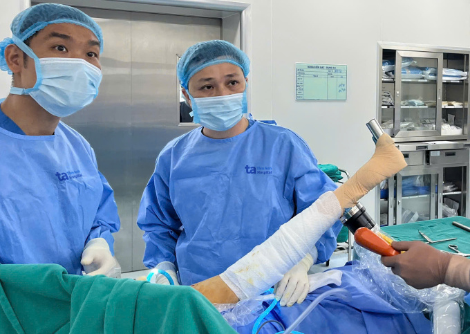 Bác sĩ Tuấn Anh phẫu thuật nội soi cho bà Liên. Ảnh: Bệnh viện Đa khoa Tâm Anh