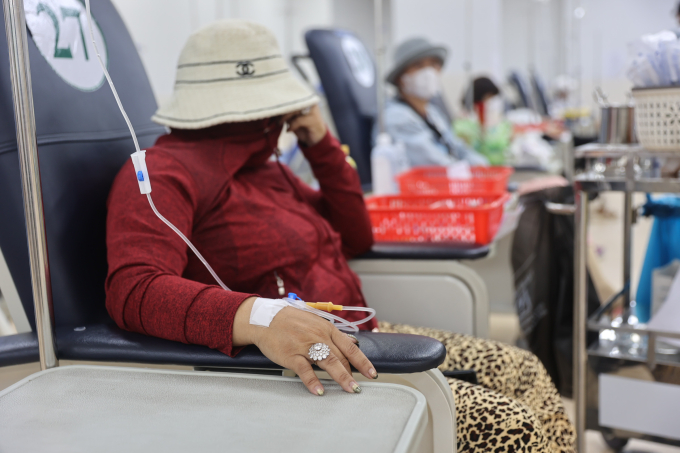 Các bệnh viện lên kế hoạch mua thuốc ung thư của Nga Bệnh nhân truyền thuốc điều trị ung thư tại Bệnh viện Ung Bướu TP HCM cơ sở 2. Ảnh: Quỳnh Trần