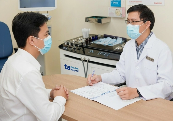 Bác sĩ Phát đang tư vấn cho một người bệnh. Ảnh: Phòng khám Đa khoa Tâm Anh Quận 7