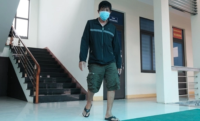 Ông Phan Duy Quang khi từ Lý Sơn vào cảng Sa Kỳ (đất liền tỉnh Quảng Ngãi) - lên Bệnh viện Đa khoa Quảng Ngãi điều trị, chiều 11/11. Ảnh: Phạm Linh