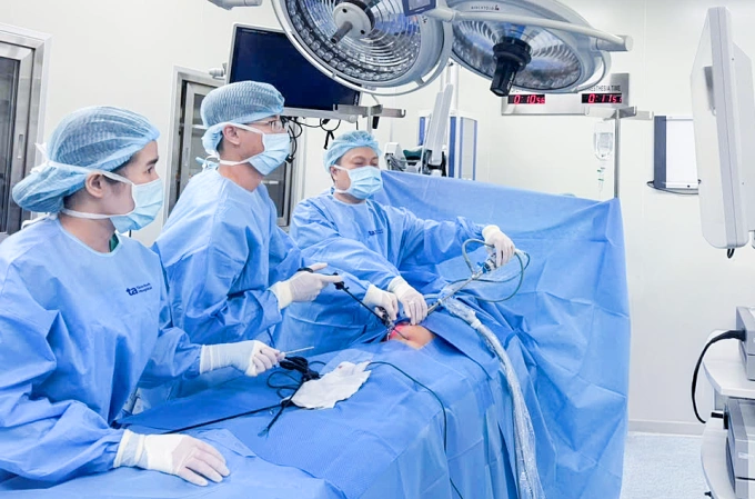 Bác sĩ Vũ (giữa) phẫu thuật đảo ngược cho bé Hương. Ảnh: Bệnh viện Đa khoa Tâm Anh