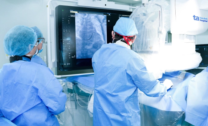 Bác sĩ can thiệp cấy máy phá rung cho bệnh nhân. Ảnh: Thanh Luận