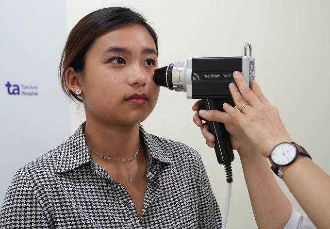 Soi đánh giá tình trạng viêm da cho người bệnh. Ảnh minh họa: Bệnh viện Đa khoa Tâm Anh