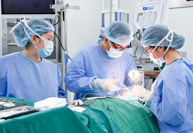 Bác sĩ Huân cùng êkíp mổ cho bệnh nhân Sáng. Ảnh: Bệnh viện Đa khoa Tâm Anh