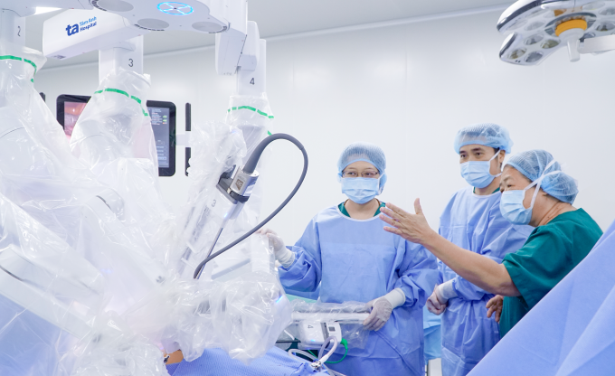 Bác sĩ Mỹ Nhi (phải) trao đổi cùng hai bác sĩ phụ mổ trước ca phẫu thuật. Ảnh: Tuệ Diễm