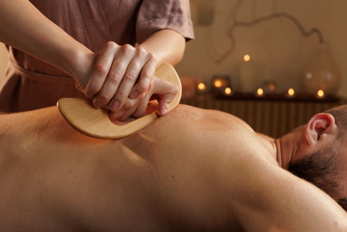 Theo Đông y, cạo gió đúng có thể giúp giãn cơ, giảm mệt mỏi, thúc đẩy trao đổi chất nhưng không giúp ngừa mắc cúm A và tiềm ẩn nhiều nguy cơ nếu áp dụng với trẻ nhỏ. Ảnh: Vecteezy