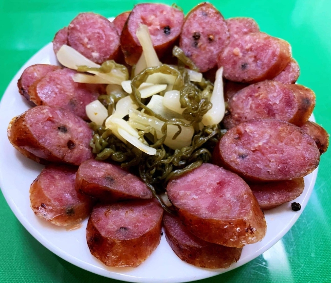 Thức ăn chế biến sẵn, nhiều dầu mỡ và hóa chất không tốt cho người men gan cao. Ảnh: Đình Diệu