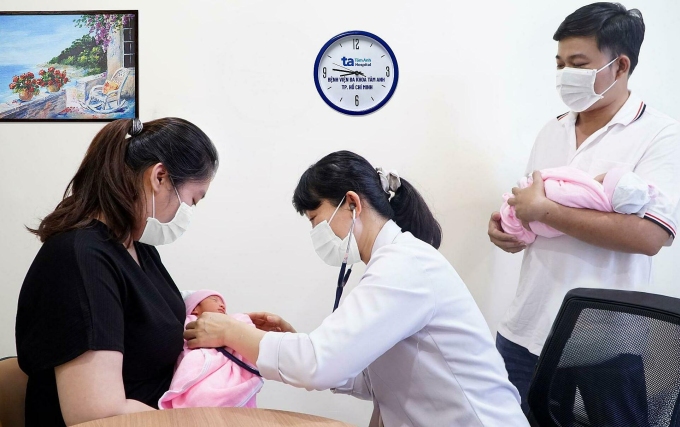 Trẻ được tiêm kháng thể đơn dòng phòng virus RSV. Ảnh: Bệnh viện Đa khoa Tâm Anh