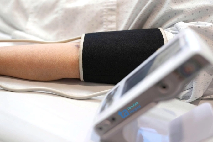 Người cao tuổi hoặc mắc nhiều bệnh nền nên thực hiện đo huyết áp tại nhà thường xuyên hơn trong giai đoạn chuyển mùa. Ảnh: Bệnh viện Đa khoa Tâm Anh