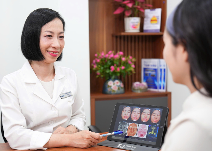 Bác sĩ Yến tư vấn cho một phụ nữ. Ảnh: Bệnh viện cung cấp