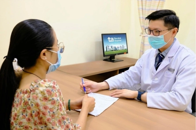 Bác sĩ Sỹ tư vấn cho người bệnh. Ảnh minh họa: Bệnh viện Đa khoa Tâm Anh
