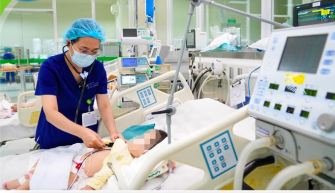 Bệnh nhi đang được điều trị tại Bệnh viện Nhi Trung ương. Ảnh: Bệnh viện cung cấp