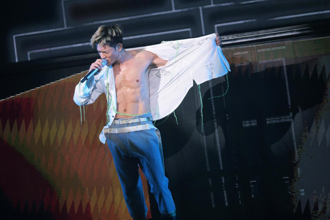 Quách Phú Thành 'chỉ ăn một bữa mỗi ngày' để giữ dáng Quách Phú Thành khoe cơ bụng trên sân khấu. Ảnh: Xiao Mei Studio