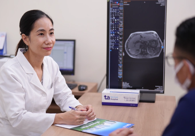 Tiến sĩ Bình tư vấn cho bệnh nhân ung thư sử dụng thuốc sinh học. Ảnh: Bệnh viện Đa khoa Tâm Anh