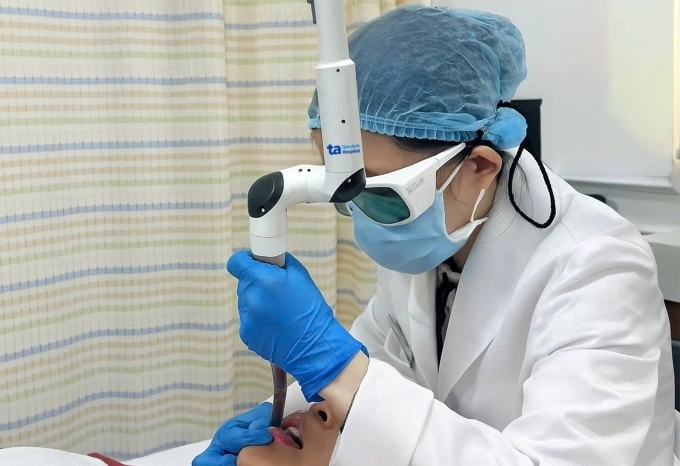 Bác sĩ sử dụng laser Er:YAG xung dài làm hồng môi tự nhiên cho chị Hường. Ảnh: Bệnh viện Đa khoa Tâm Anh