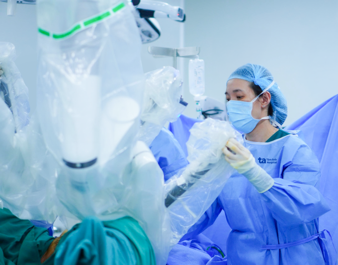 TS.BS Lê Phúc Liên phẫu thuật với sự hỗ trợ của robot Da Vinci Xi điều trị sa sinh dục cho bà Mẫn. Ảnh: Bệnh viện Đa khoa Tâm Anh