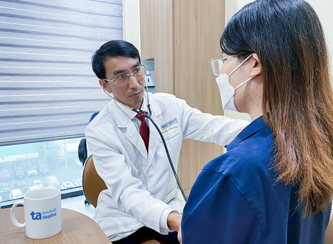 Bác sĩ Trung khám cho người bệnh. Ảnh minh họa: Bệnh viện Đa khoa Tâm Anh