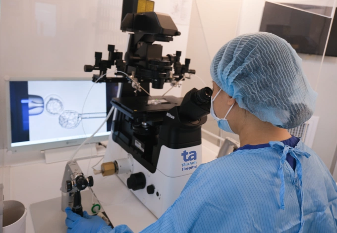 Sinh thiết phôi giúp xác định phôi có bất thường di truyền hay không trước khi chuyển phôi vào tử cung người mẹ. Ảnh: Bệnh viện Đa khoa Tâm Anh