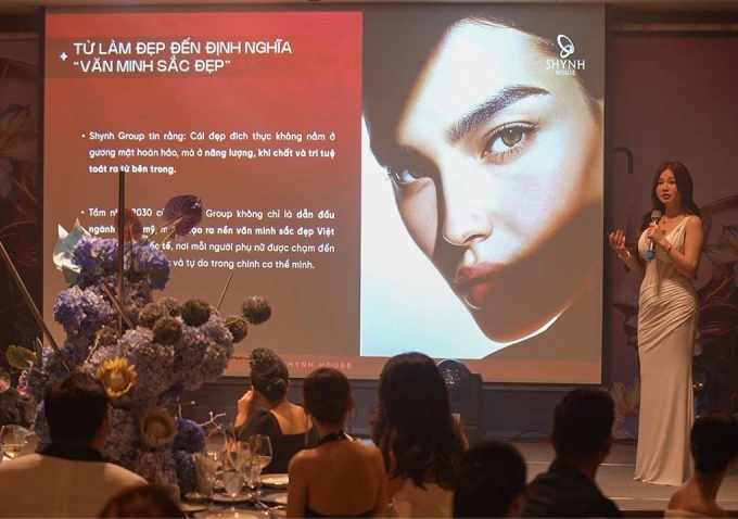 Shynh House giới thiệu công nghệ trẻ hóa da mới tại sự kiện Ms. Lê Thị Xuân chia sẻ tại sự kiện. Ảnh: Shynh House