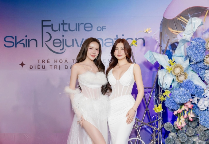 Shynh House giới thiệu công nghệ trẻ hóa da mới tại sự kiện Ca sĩ Thiều Bảo Trâm (trái) và Chủ tịch Lê Thị Xuân chụp ảnh kỷ niệm. Ảnh: Shynh House
