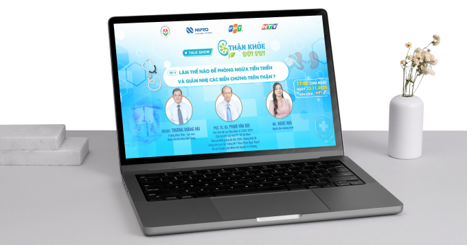 Cách phòng ngừa tiến triển và giảm nhẹ biến chứng bệnh thận mạn Một khán giả đang theo dõi đoạn video giới thiệu tập 7 của chương trình Thận khỏe - Đời vui. Ảnh: FPT