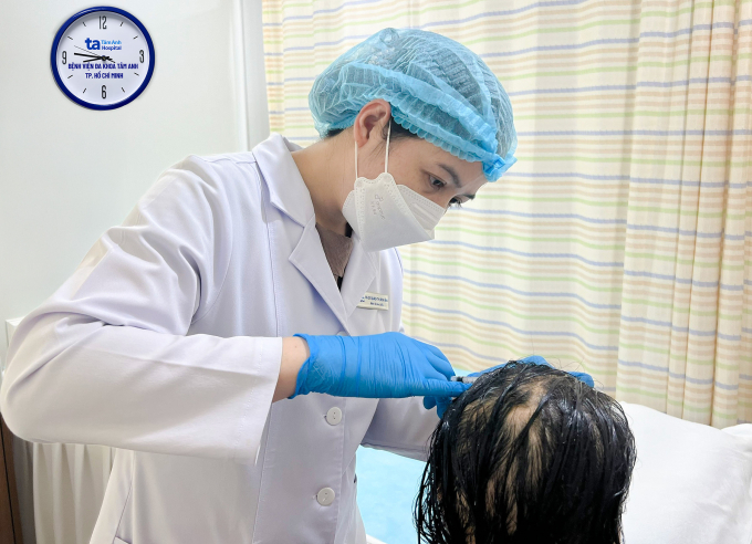 Bác sĩ tiêm triamcinolone kích thích mọc tóc cho chị Mỹ. Ảnh: Bệnh viện Đa khoa Tâm Anh