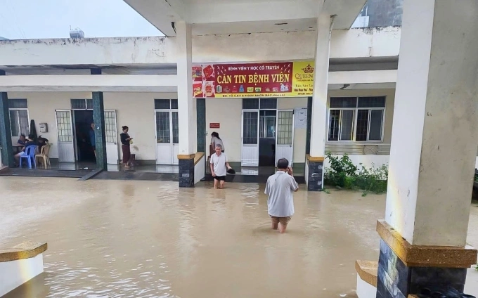 Bệnh viện ở Quy Nhơn ngập lụt, bệnh nhân phải di dời Bệnh nhân lội nước giữa Bệnh viện Y học cổ truyền và Phục hồi chức năng Quy Nhơn, sáng 19/11. Ảnh: Bệnh nhân cung cấp