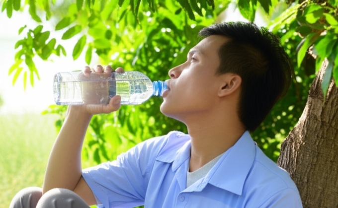 Uống đủ nước hỗ trợ tiêu hóa ổn định. Ảnh: AI